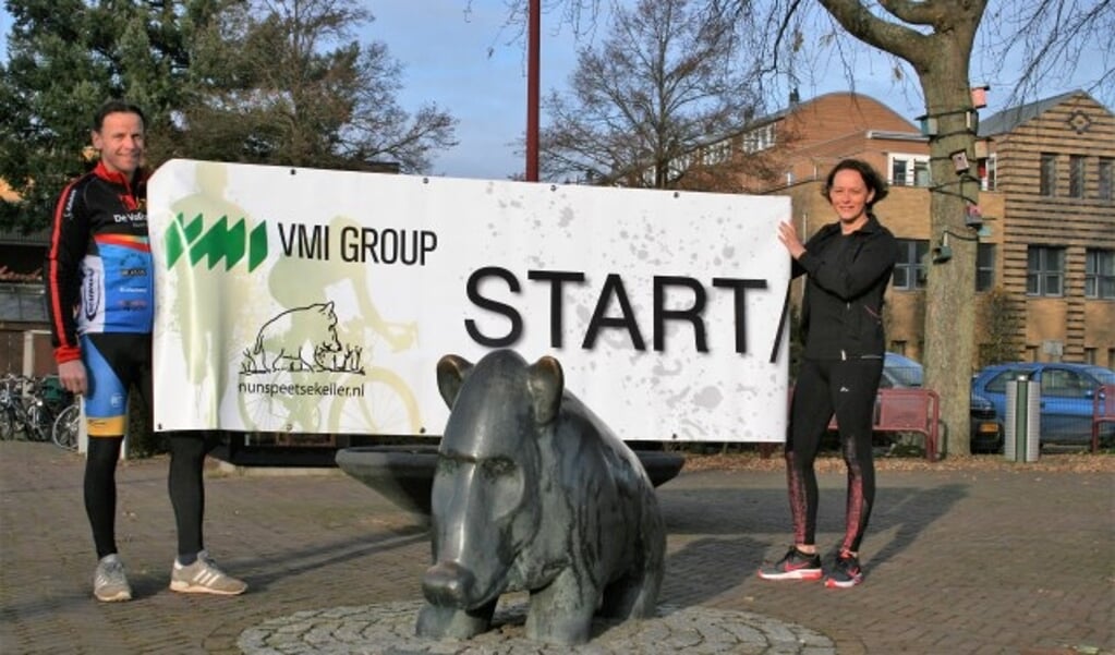 Mister Keiler Henk-Jaap van der Woude en Ilona Klapper bij het beeld van de Keiler op het Stationsplein. (Foto: eigen foto)