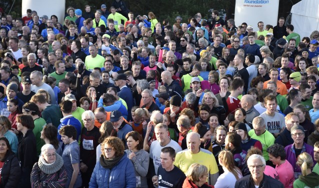 De massa vlak voor de start van de recreatieloop. De Sylvestercross is er voor alle leeftijden en alle niveaus.