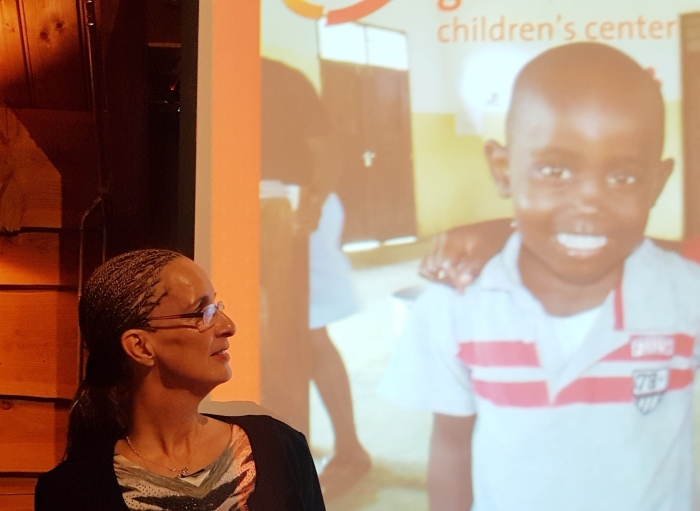 Ria Fennema tijdens haar presentatie van het werk van Blessed Generation voor Inner Wheel Nijkerk.