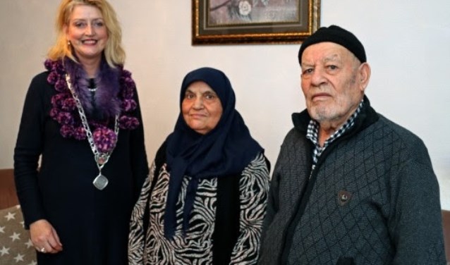 Echtpaar Ipek - Ipek neemt felicitaties van burgemeester Reinie Melissant – Briene in ontvangst.