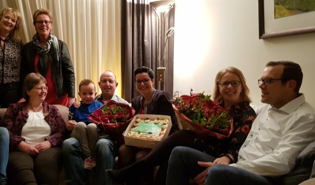 Leontien Bibo (l) en Constanja de Vries. Zittend v.l.n.r. Annemieke Noorlander (gemeente), wethouder Henny van Dijk, Willem Jan, Wim en Marion de Kruijf en steungezin Richard enAnnelies Hoogendoorn.