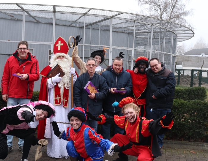 Sinterklaas en zwarte pieten en deelnemers van de Rozelaar.
