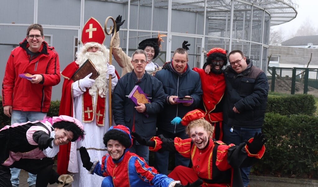 Sinterklaas en zwarte pieten en deelnemers van de Rozelaar. 