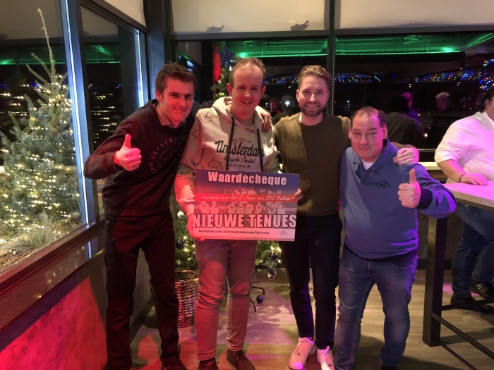 De trainers in het midden enorm blij met de gift voor hun G-Team