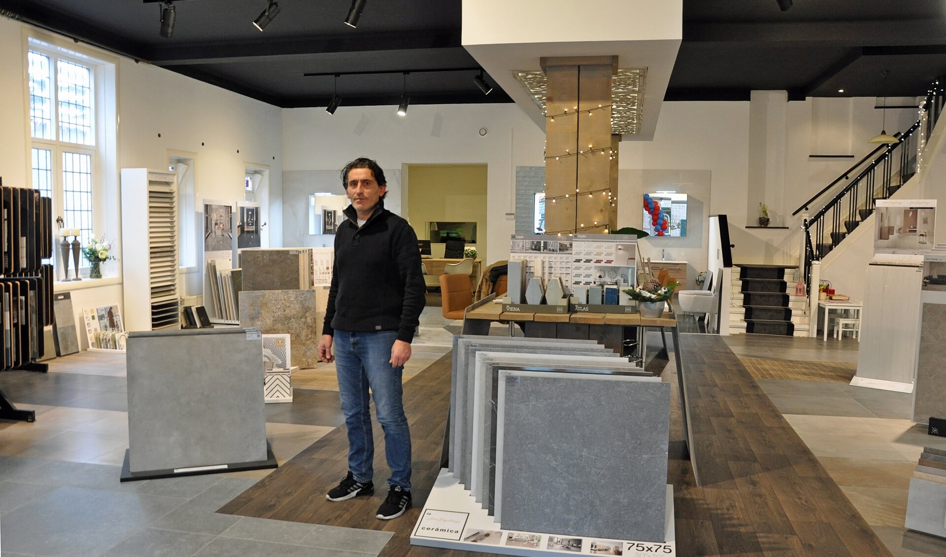 Hasan Yilmaz in de nieuwe showroom aan de Steenhoffstraat. 