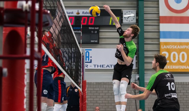 Dwin Brouwer (10) kijkt toe hoe spelverdeler Hugo van Garderen als aanvaller een punt gaat maken.