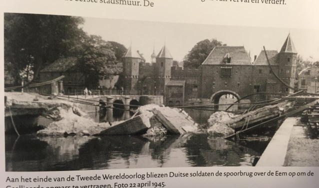 Aan de hand van (soms unieke) kaarten, prenten, foto’s en dergelijke, wordt de geschiedenis van de stad gereconstrueerd. (foto overgenomen uit Historische Atlas)
