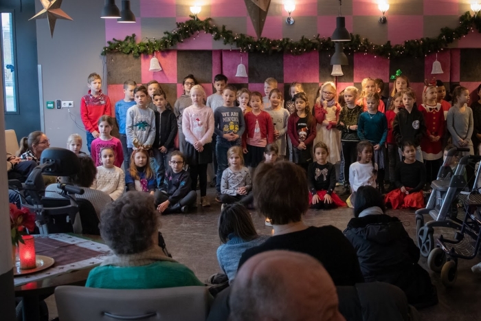 Leerlingen zingen voor de ouderen