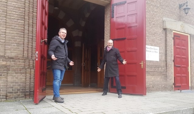 Robert Frijlink en Pieter van Weijen nodigen heel Wageningen uit om zaterdag 21 december samen met hen kerst te vieren in de Johannes de Doperkerk. (foto: Kees Stap)