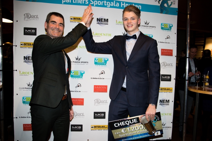 Sporttalent 2018 Rik Damen met burgemeester Wouter de Jong