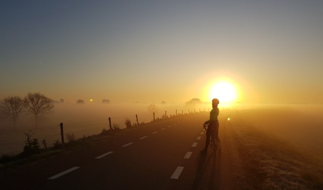 Zonsopgang op de dijk