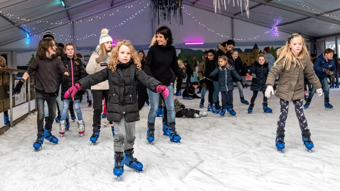 Kinderen genieten van schaatspret bij het WinterparadIJS.
