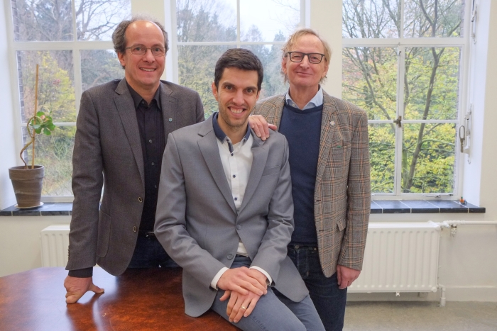 ITvitae oprichters Frans de Bie (l) en Peter van Hofweegen (r) heten Yori Kamphuis welkom als nieuw directielid