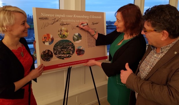 Onder toeziend oog van wethouder Floor Gordon (l) en Arne Dolle, directeur vastgoed DUWO, plaatst Josja van der Veer, directeur Facilitaire Dienst Campus Organisatie VU haar handtekening om samen te werken aan de herontwikkeling van Kronenburg.