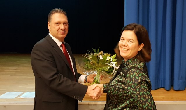 Maarten Zwankhuizen feliciteert griffiemedewerkster Germa Methorst-de Lange.