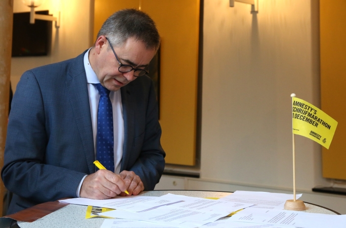 Ook de Haarlemse burgemeester Jos Wienen deed mee aan 'Write for Rights'.
