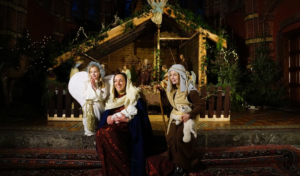 Bezoekers kunnen in stijl verkleed op de foto bij de grote kerststal. 