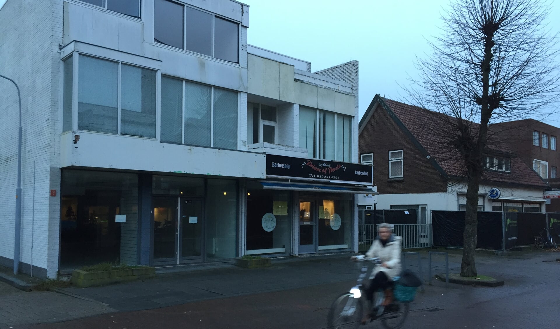 Leegstand in de Nieuwe Kom in Nieuw-Vennep. Komen hier ooit nog winkels in?