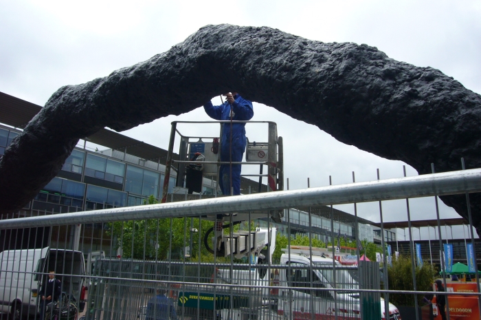 Het aanbrengen van het Kunstwerk 'Der Bogen' in het Stadshart destijds.