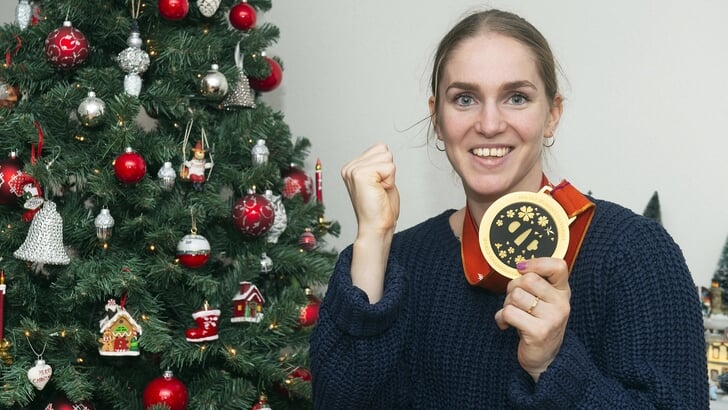 Laura van der Heijden met de kampioensmedaille na het behalen van de wereldtitel in 2019.
