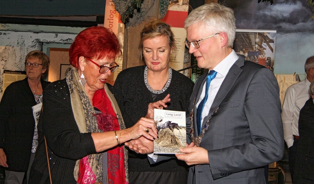 Sybil van Dam tijdens de presentatie van het boek Laag Land in december 2014.