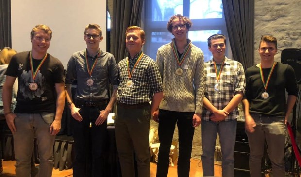 De winnende teams met links team KWC, met eerste van links Marnix van Oort en naast hem Twan Bakker