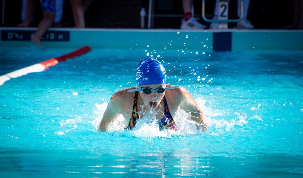 Sophie Hoekstra in actie tijdens de midzomer medaillewedstrijden in zwembad De Hokseberg in 't Harde.