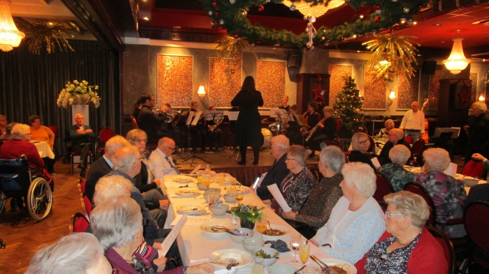 KNAjeugdorkest speelt kerstliederen waar enthousiast wordt meegezongen