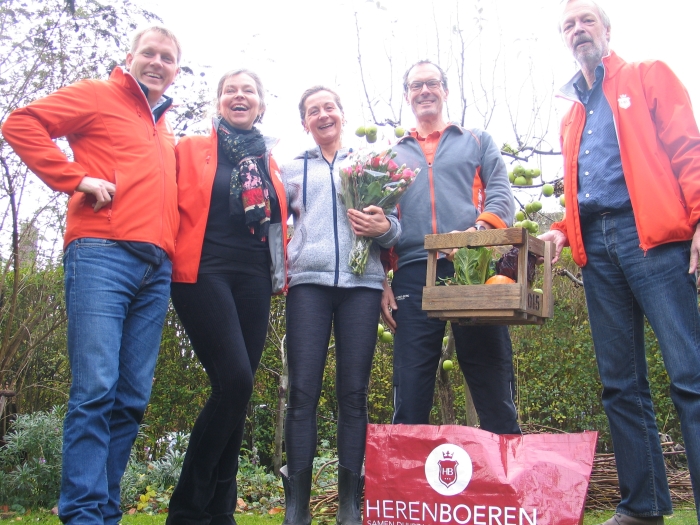 Een vrolijk moment bij de felicitatie ter gelegenheid van de honderdste getekende intentieverklaring. V.l.n.r.: Henk Vroom (voorzitter), Meike van de Linde (kartrekker) Hester Cloo, Michael Schueler en Jan van der Meer (kartrekker).