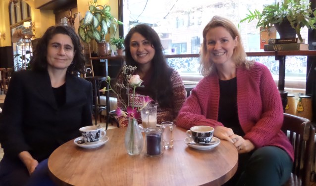 V.l.n.r. coördinator Stéphanie Elte van Humanitas Home-Start in gesprek met deelneemster Christeen en vrijwilligster Jessica.