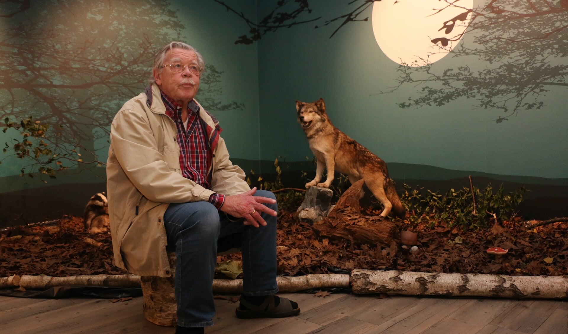 Hilco Frijlink in Museum Lunteren. Met een wolf, actief bij volle maan.