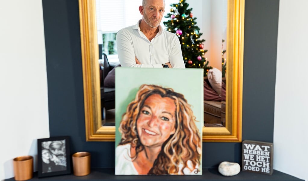 Anton Kooijman bij het portret van zijn vrouw Gon, gemaakt door Jeannette Bakker uit Voorthuizen.