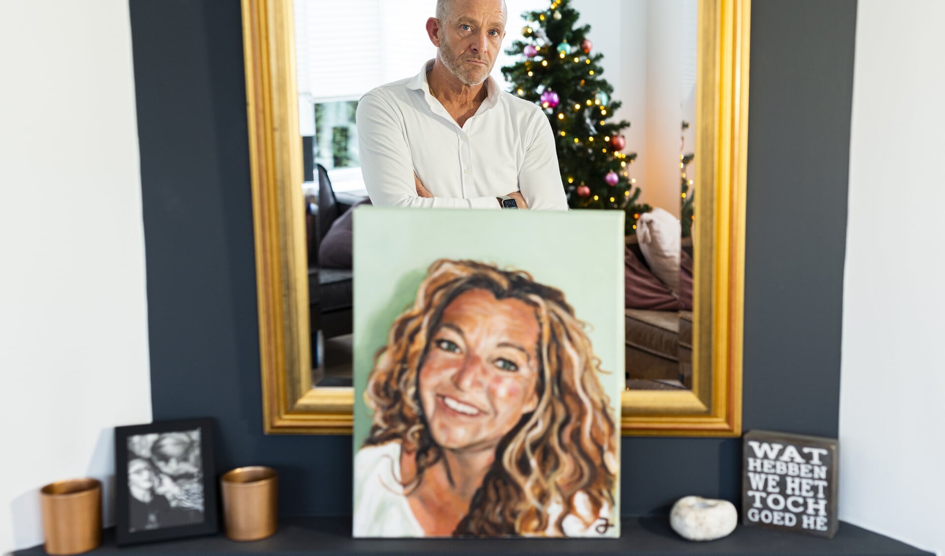 Anton Kooijman bij het portret van zijn vrouw Gon, gemaakt door Jeannette Bakker uit Voorthuizen.