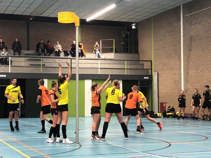 Het aanvalsvak stelt zich op voor een actie