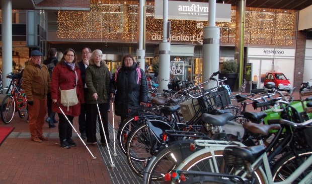 Wethouder Floor Gordon maakt een rondgang met inwoners met een visuele beperking.