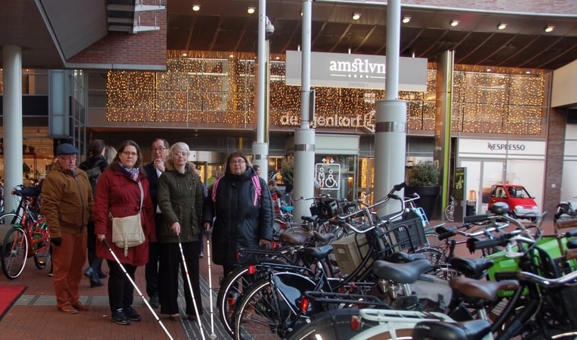 Wethouder Floor Gordon maakt een rondgang met inwoners met een visuele beperking.