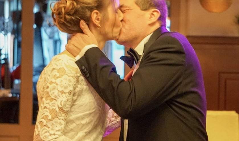 Eerste kus bruidspaar Corinne en Edwin na huwelijksvoltrekking 