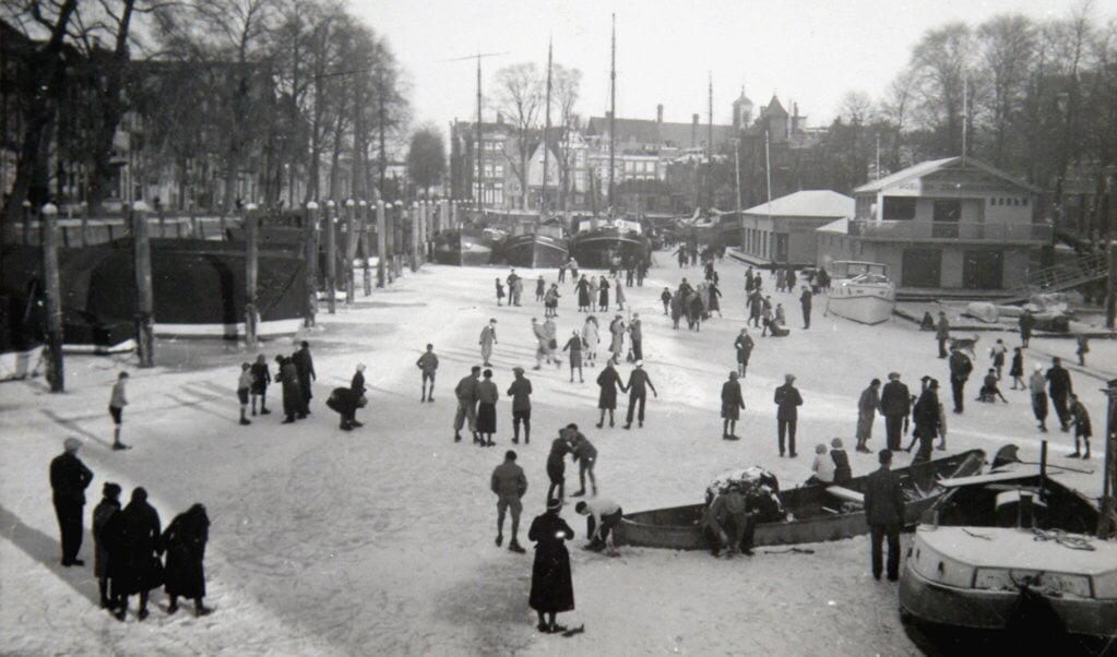 Schaatsen op de Nieuwe Haven, Dordrecht, in 1930.
