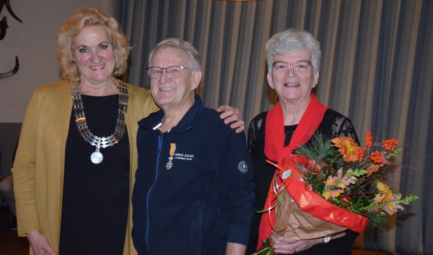 De onderscheiding voor Harry van Impelen, de bloemen voor zijn vrouw Wil