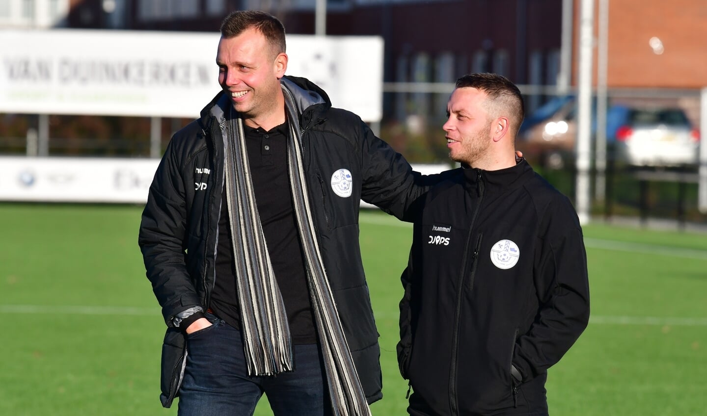 Edwin van der Molen (links) en Stefan Fredriksen (rechts) vormen met hoofdtrainer Erik Assink een goed samenwerkend technisch trio bij Veensche Boys