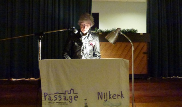 Ans van de Veen leest een kerstverhaal voor.