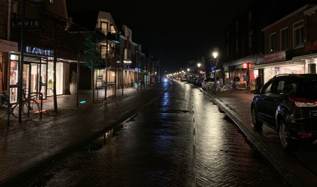 De huidige sfeerverlichting in het cetrum van Woudenberg. Van sfeer is volgens veel inwoners geen sprake.Reden voor DES en PvdA-GL om een handtekeningenactie te organiseren.