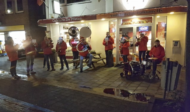 Muzikale kerstmannen tijdens een eerdere editie van de Kerstmarkt in Scherpenzeel.