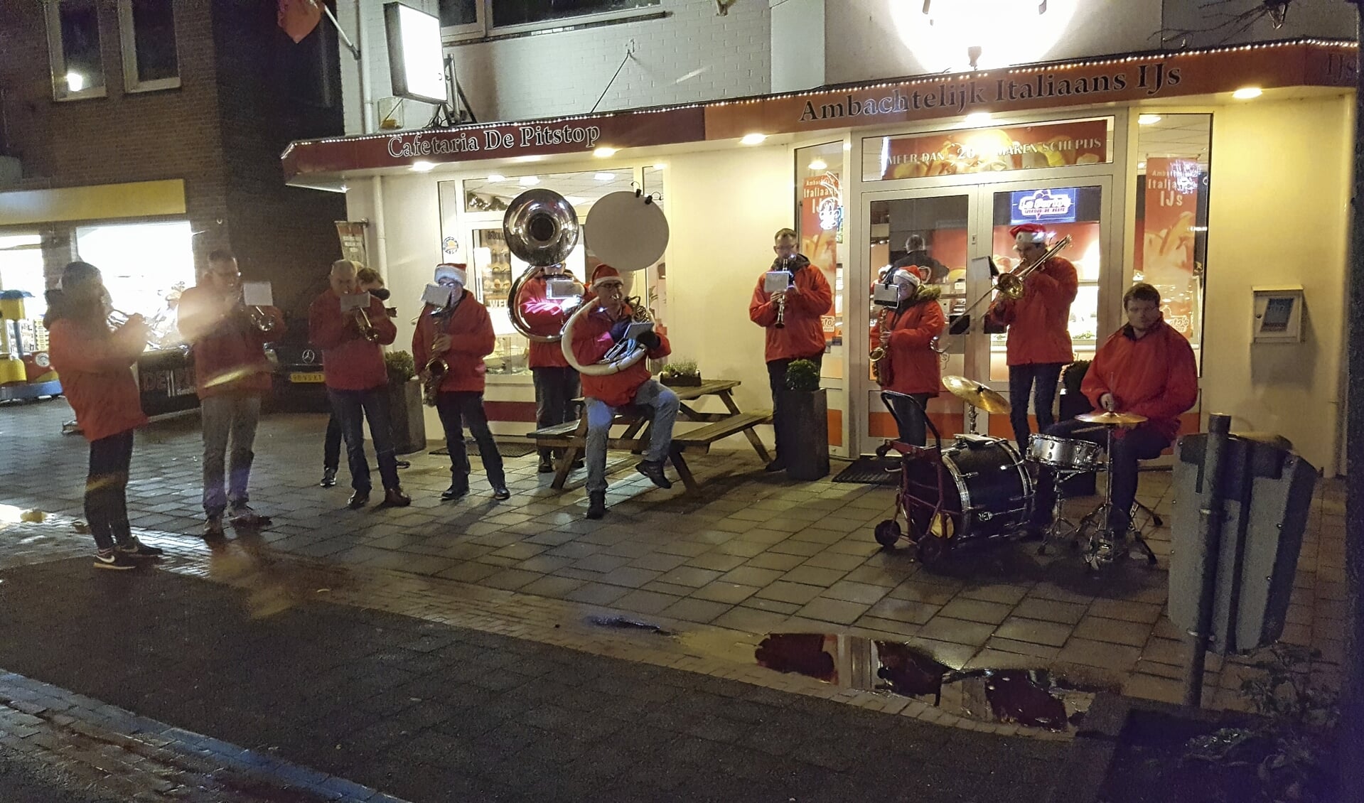 Muzikale kerstmannen tijdens een eerdere editie van de Kerstmarkt in Scherpenzeel. 