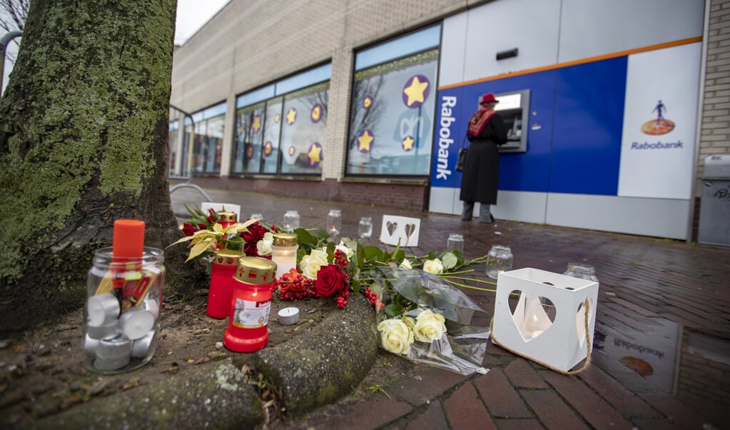 Hoofddorp - Bij de pinautomaat van de Rabobank bij winkelcentrum Toolenburg aan de Markenburg zijn deze dinsdag bloemen neergelegd.