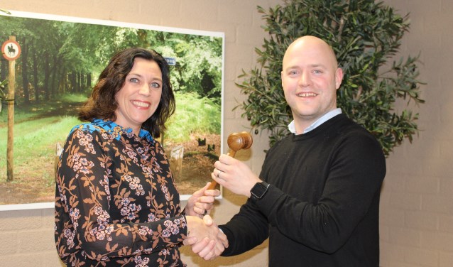 Annette van der Ham geeft de voorzittershamer van GBW aan Ronald de Snoo.