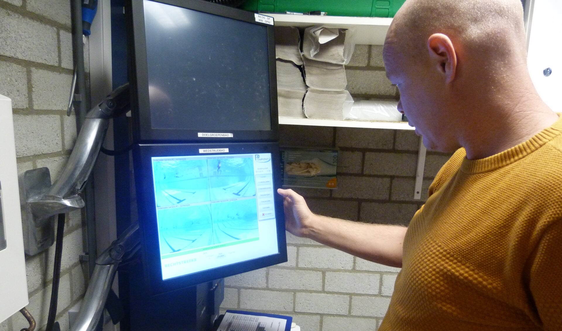 Zwembadmanager Tim van de Kolk laat zien hoe het detectiesysteem van De Peppel werkt.
