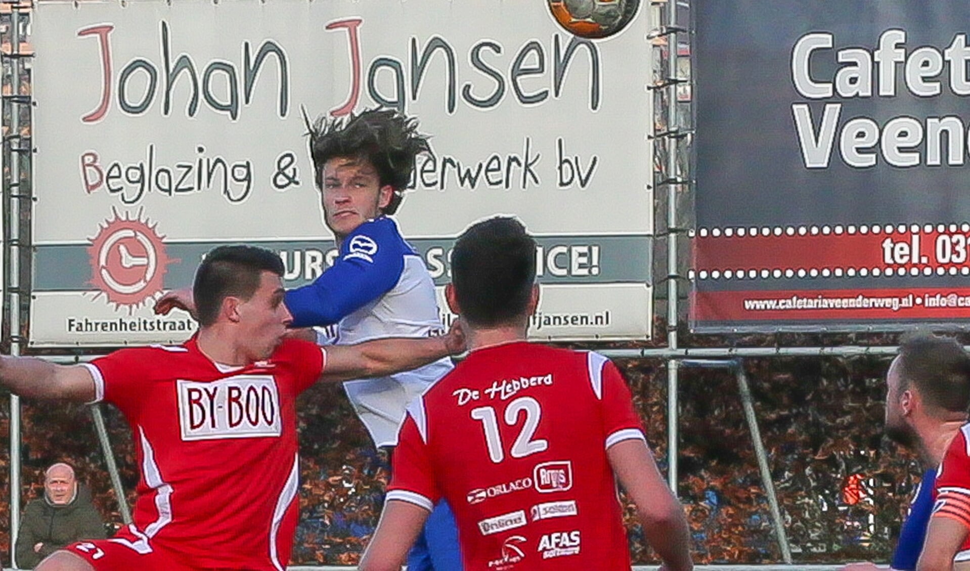 Joël van Wijk tussen twee spelers van SDVB. 