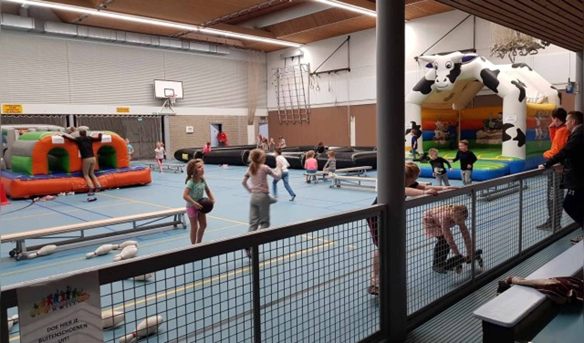 Waar kinderen lekker met van alles aan het sporten/bewegen/spelen zijn, zijn ouders een praatje aan het maken. Archieffoto Moving Maartensdijk