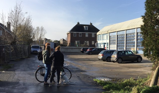 De voormalige Compiergarage. Voor de nieuwbouw zou de rooilijn naar voren moeten schuiven.